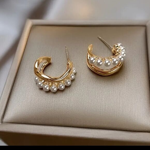 C Shape Faux Pearl Decor Gold Tone Stud Earrings - Picture 2 of 4